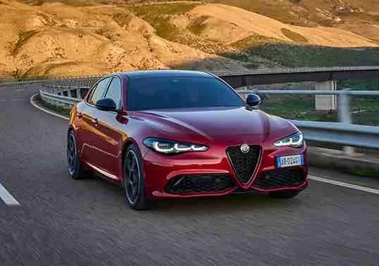 Achterkant Alfa Romeo Giulia met getinte ruiten