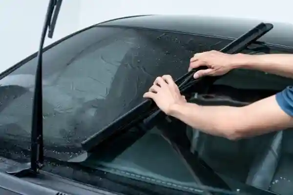 Auto ruiten tinten op de voorruit met zonwerende folie