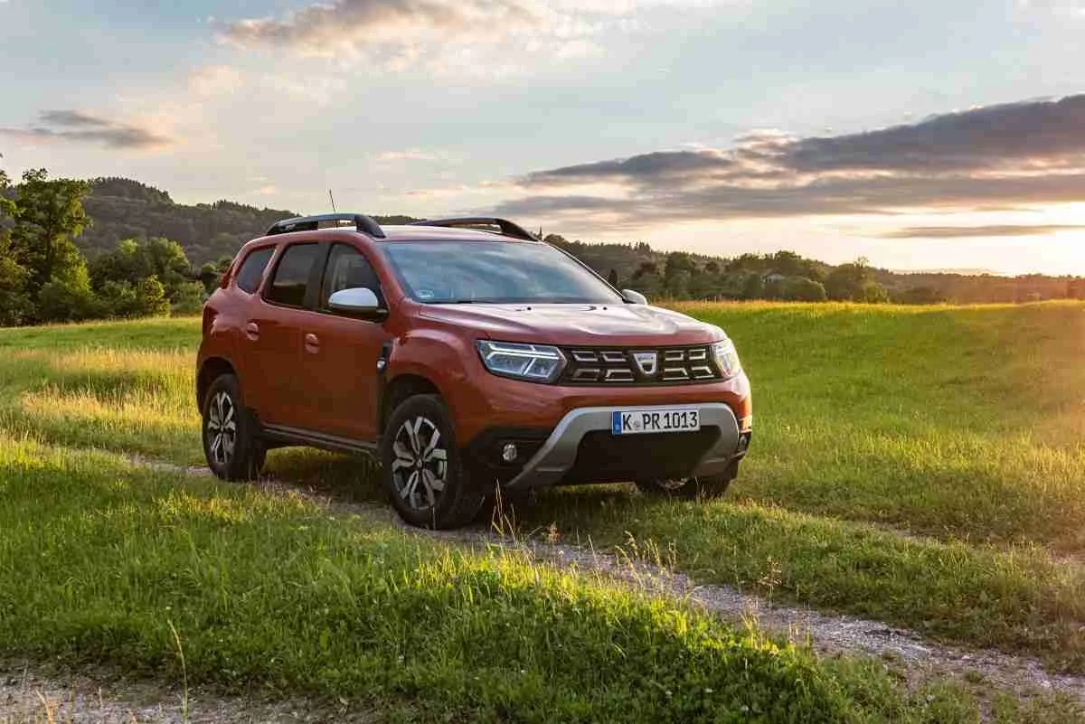 Dacia Duster achterkant met auto ramen tinten Hengelo