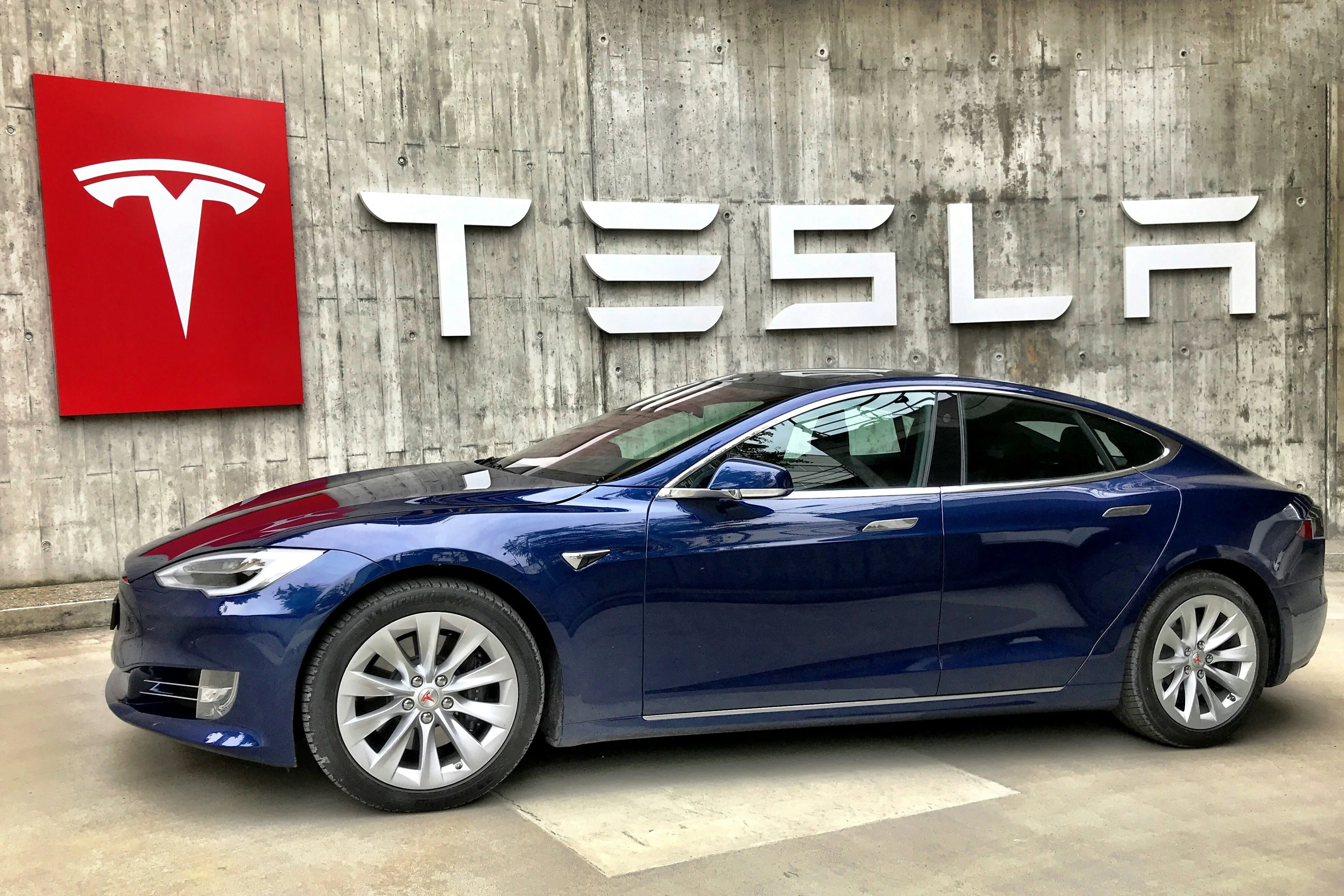 Tesla Model S Plaid met ruiten tinten in Twente