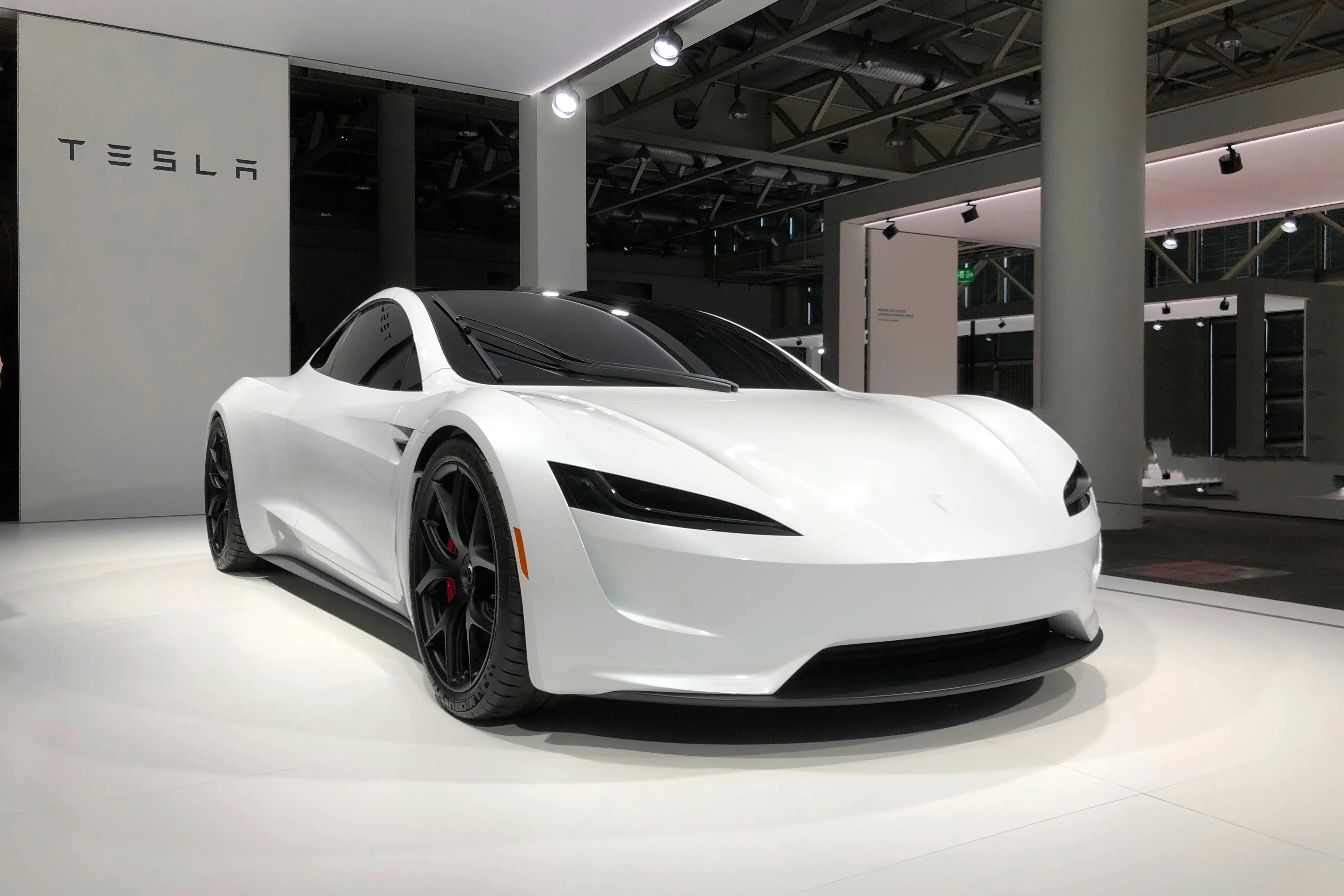 Tesla Model Y zijkant met geblindeerde ruiten