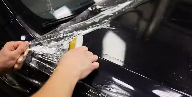 Decoratieve folie en auto ruiten tinten op een sportauto Twente